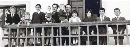 Francisco Javier junto a sus padres y nueve de sus once hermanos.